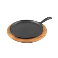 Gusseisen Servierpfanne, 20 cm Ø, Holzuntersetzer  